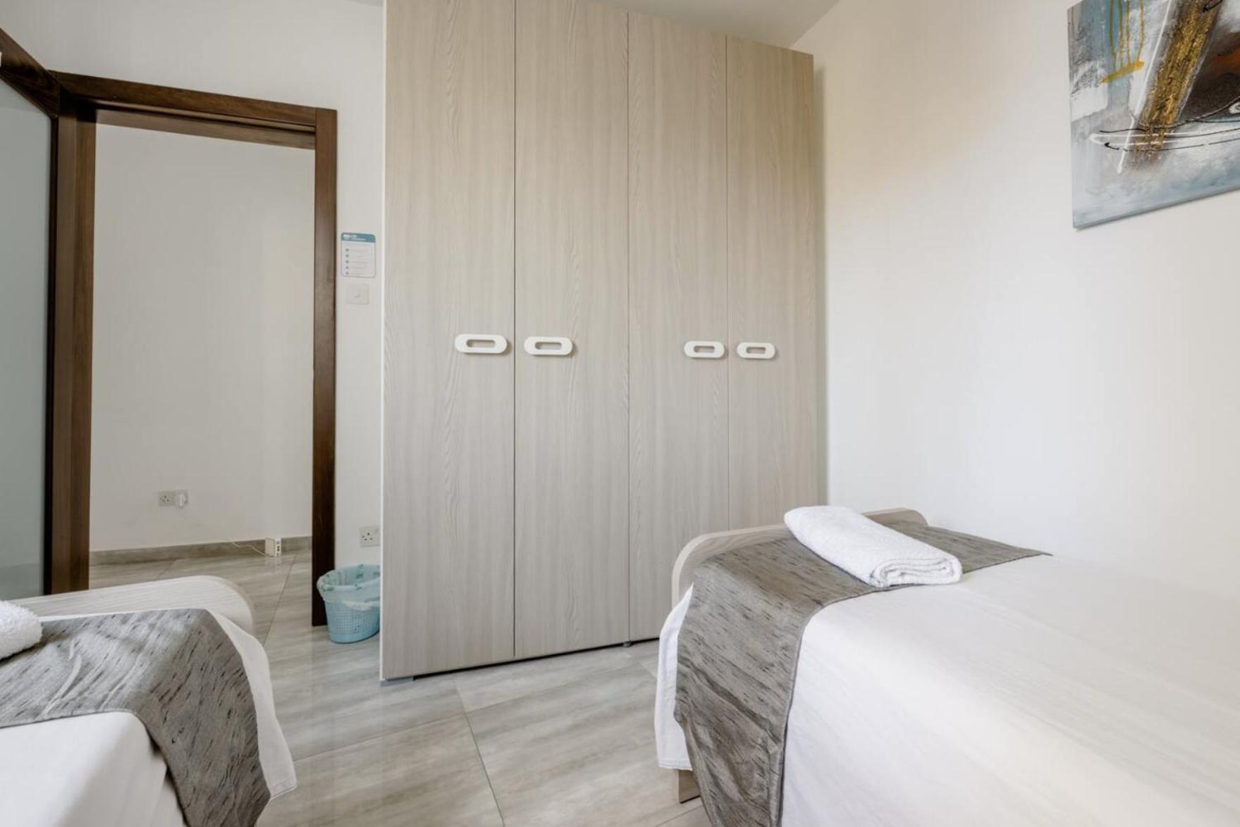 F12 Room 2, Private Room Two Single Beds Privated Bathroom In Shared Flat Msida Exterior photo