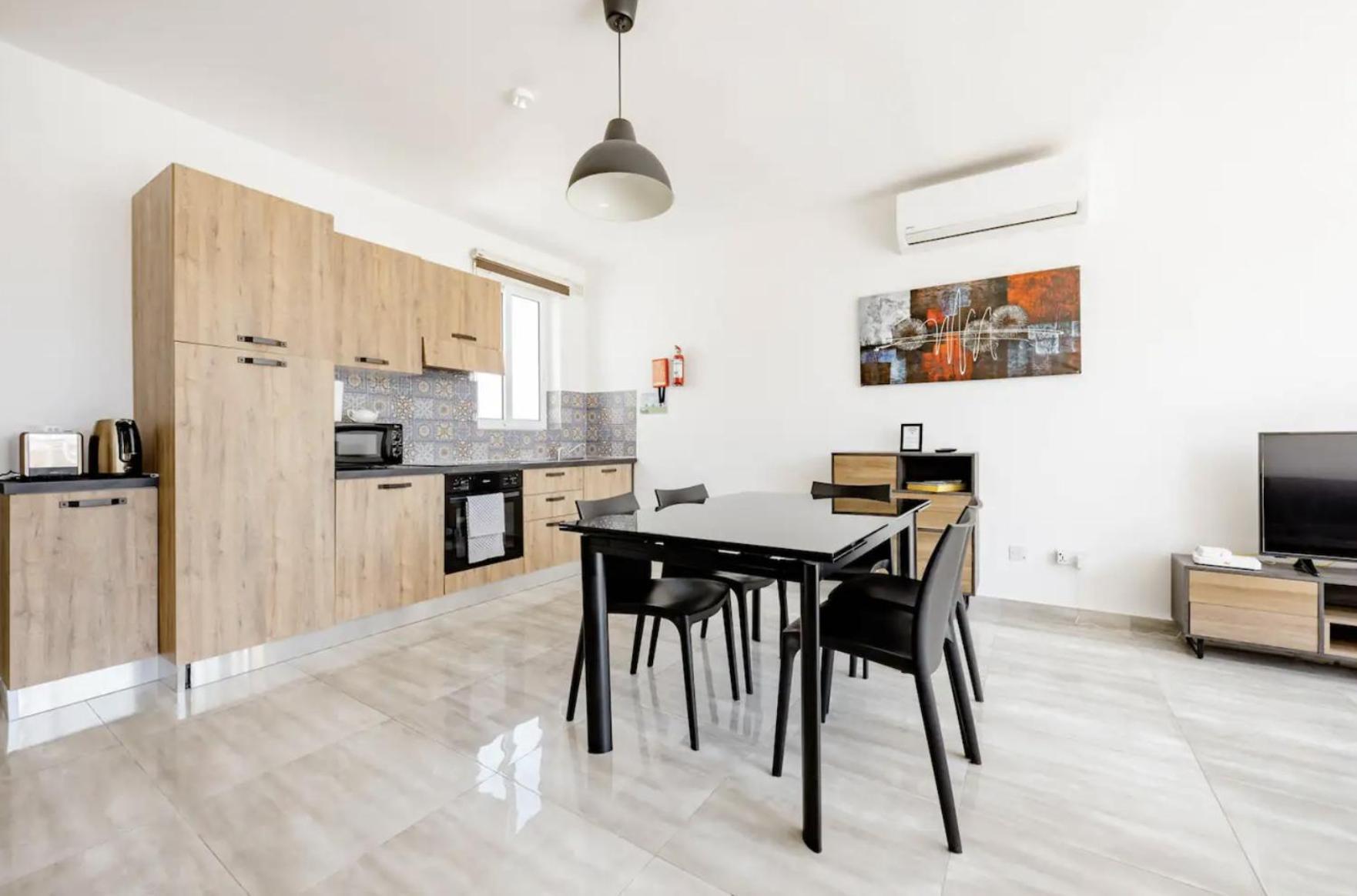 F12 Room 2, Private Room Two Single Beds Privated Bathroom In Shared Flat Msida Exterior photo