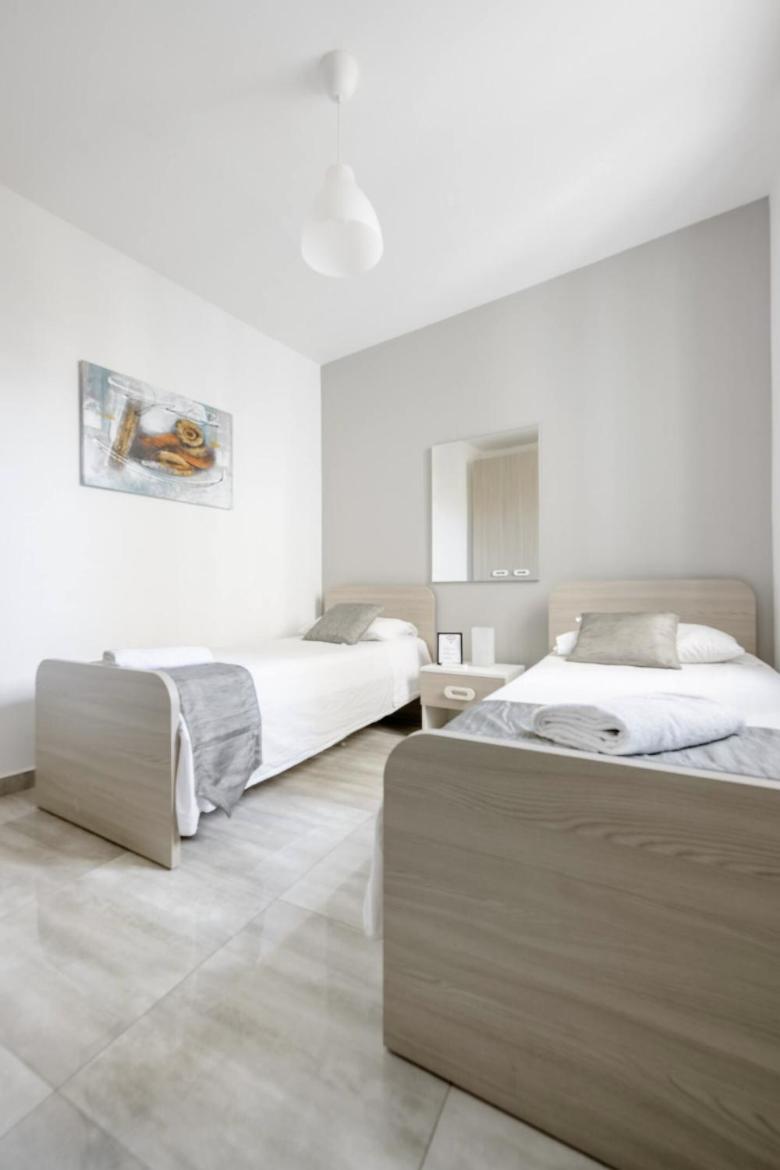 F12 Room 2, Private Room Two Single Beds Privated Bathroom In Shared Flat Msida Exterior photo